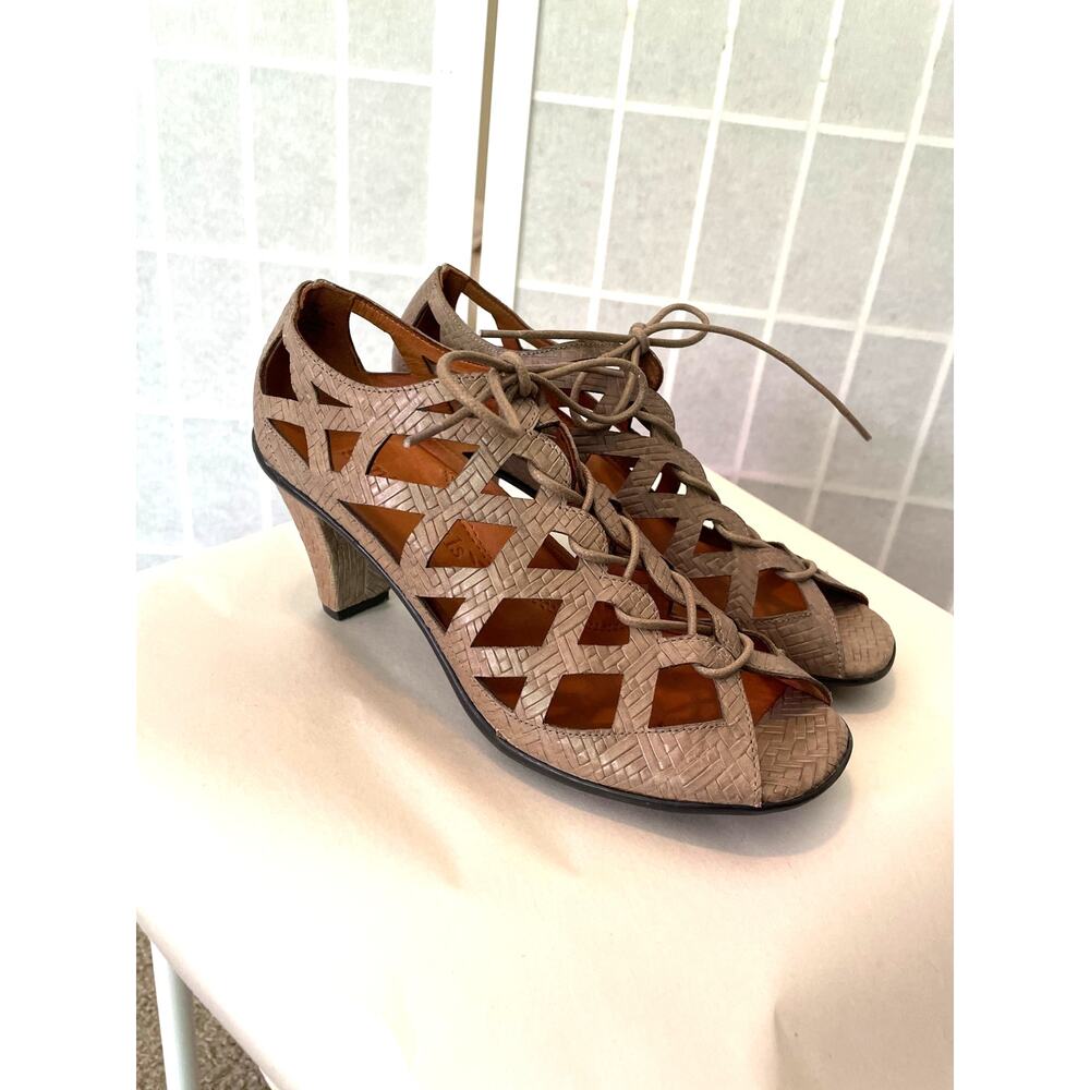 Gentle Souls Okey Dokey Neutral Leather Cage Sandals 7 Lace Up Lattice Cut Out